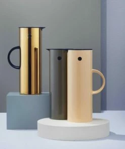 Stelton Isolierkanne EM77 1 L In Brass 5 Stelton Isolierkanne EM77 1 L In Brass -LEONARDO SHOP AD EM77 portrait ashx l