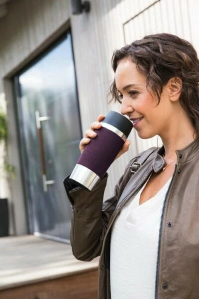 Emsa Isolier-Trinkbecher Mit Manschette Travel Mug In Brombeere 5 Emsa Isolier-Trinkbecher Mit Manschette Travel Mug In Brombeere – Bild 5